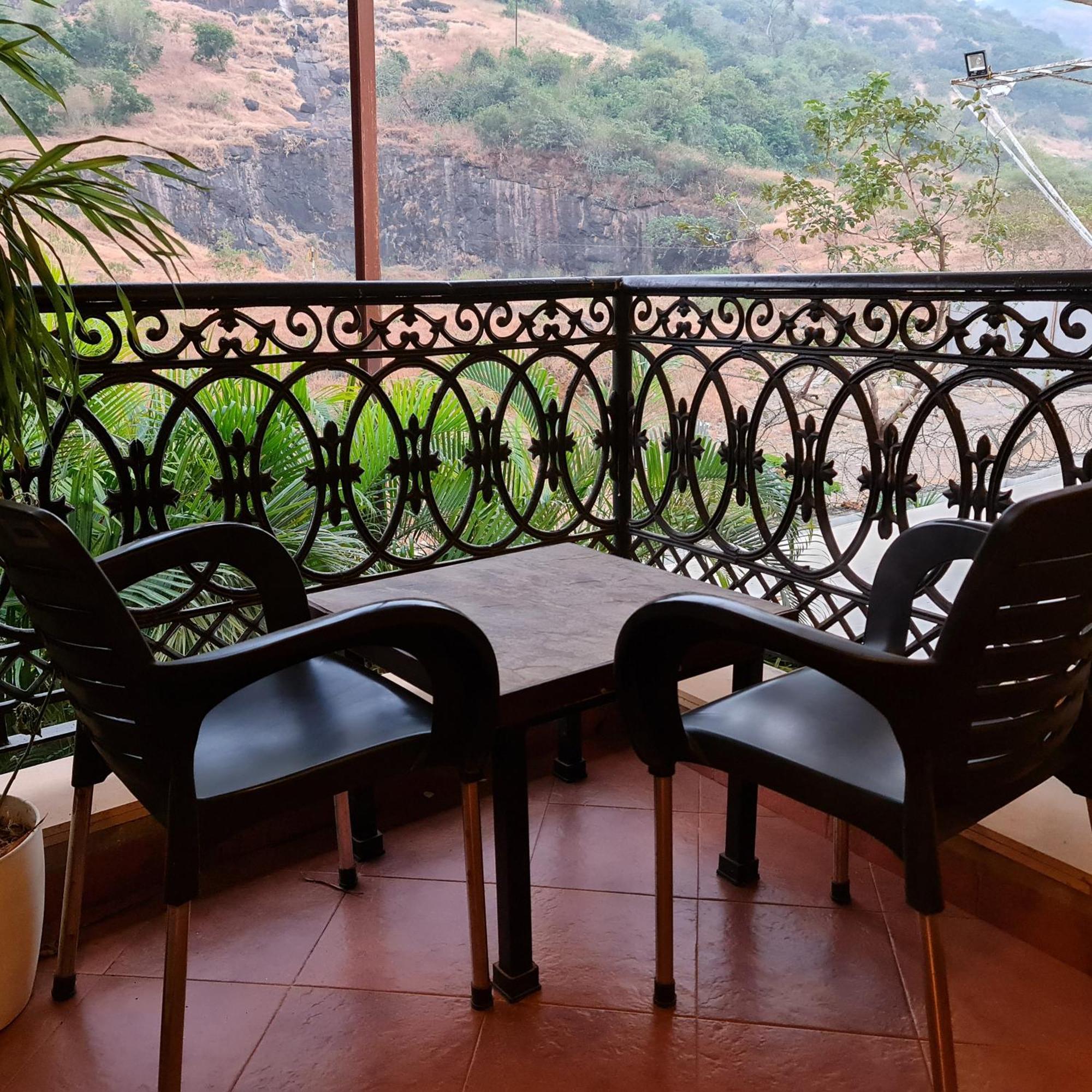 Misty Meadows, Lonavala Hotel Buitenkant foto