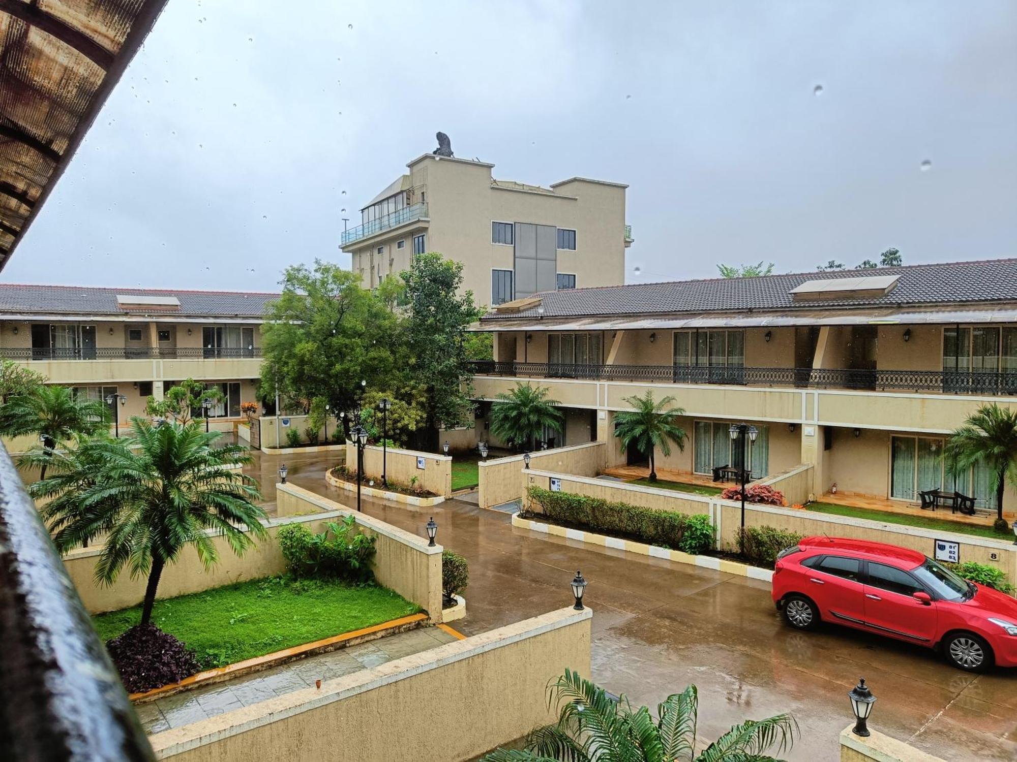 Misty Meadows, Lonavala Hotel Buitenkant foto